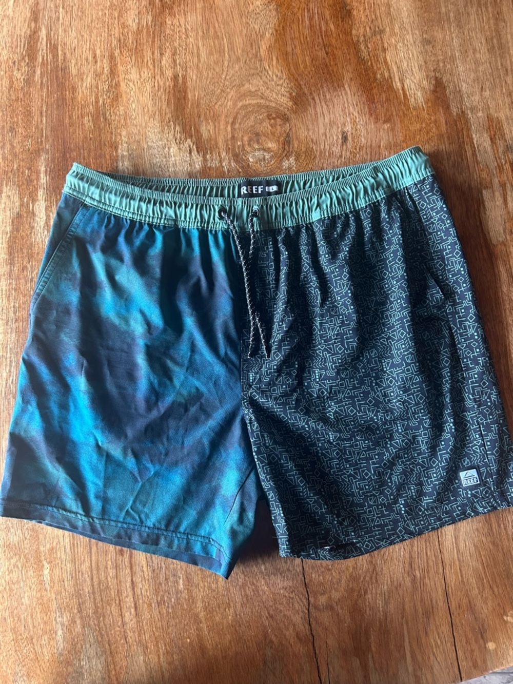 Reef Swim Shorts Men’s L Elastic Waist Geometric Surf Gym Colorblock Boardshorts